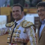 Ferrera dando la vuelta al ruedo con los máximos trofeos simbólicos. (FOTO: Gallardo)